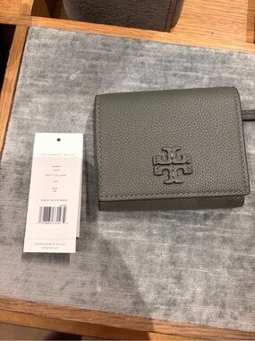 Tory Burch green pebble leather Compact Wallet Thea new with tag